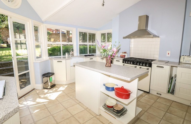 BURFORD HOUSE, family friendly, character holiday cottage in Ryde