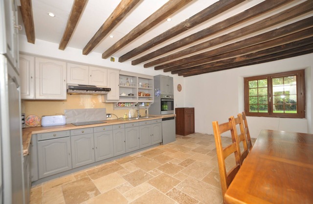 Burgundy farmhouse 300m2, 7 bedrooms, 6 bathrooms, garden and protected pond