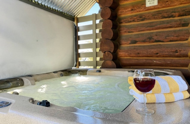 Burley Bear on IP Golf Course, Free Wifi, 2Br + Loft, Private HotTub, 25 Mins to YNP