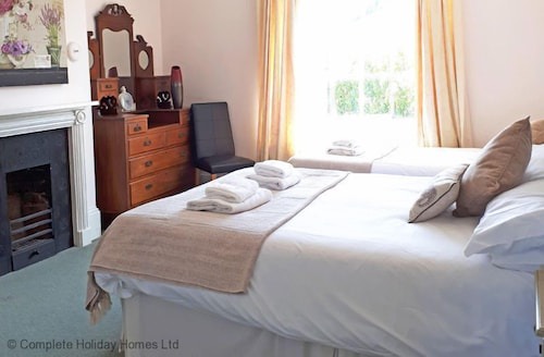 Bury Villa - sleeping 18 guests