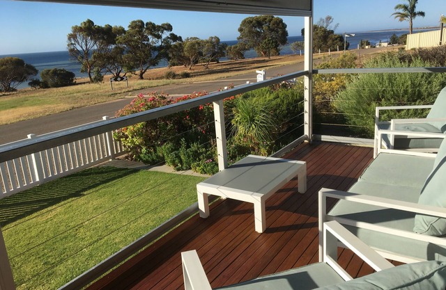 Bussy's Beach House - relaxing quiet getaway