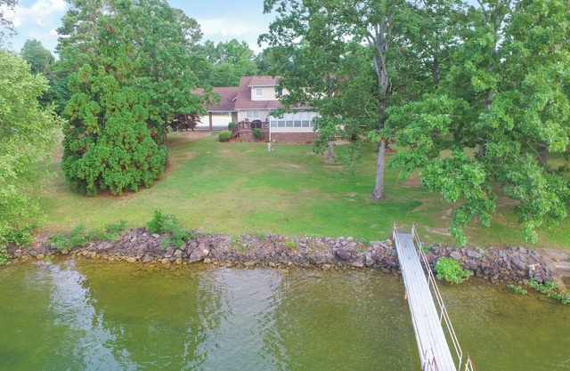 Butler Branch Point: 4 BR, 2.5 BA House in Arley, Sleeps 12