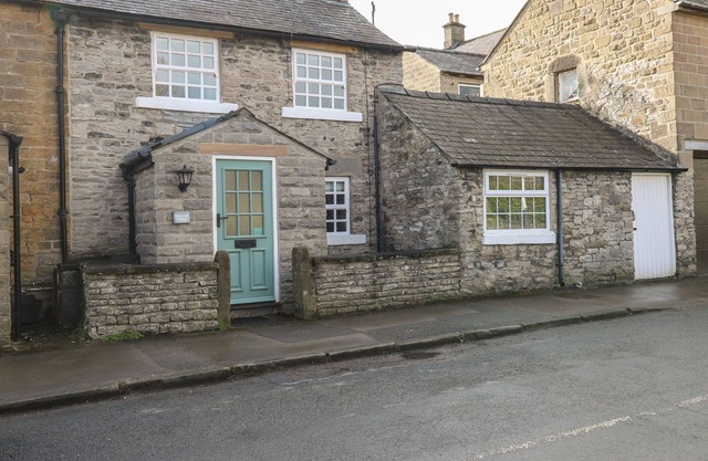 BUTTERCUP COTTAGE, pet friendly, with open fire in Great Longstone