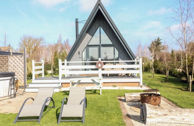 BUTTERCUP LODGE, romantic, character holiday cottage in Misterton