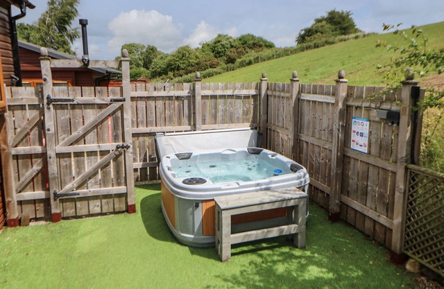 BUTTERFLY LODGE, pet friendly, with hot tub in Richmond