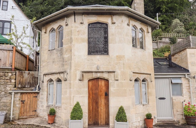 BUTTERROW GATE, pet friendly, character holiday cottage in Stroud