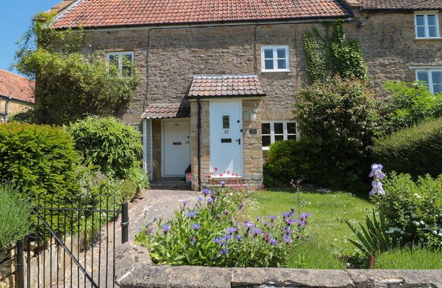 BUTTON COTTAGE, pet friendly, character holiday cottage in Tintinhull