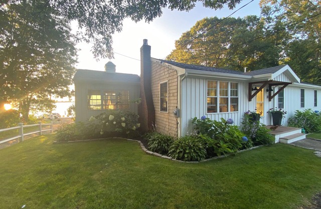 Buzzards Bay Cottage w/water views and beach pass.