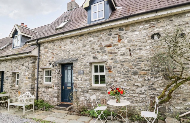 BUZZARDS WATCH, pet friendly, character holiday cottage in Llandeilo