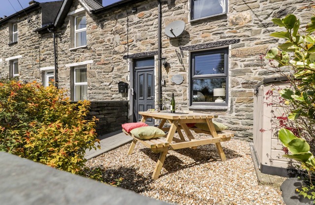 BWTHYN AFON (RIVER COTTAGE), pet friendly in Tanygrisiau