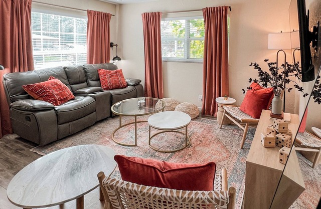 By Airport/King Ensuite/1 LV/Heated Community Pool