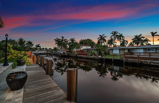 BY THE SEA VACATION VILLAS SERENITY-3 BED WATERFRONT/POOL/SPA