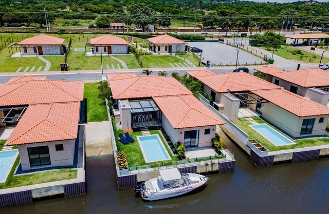 Bz94 House with Arete pool and JET ramp! 5 suites