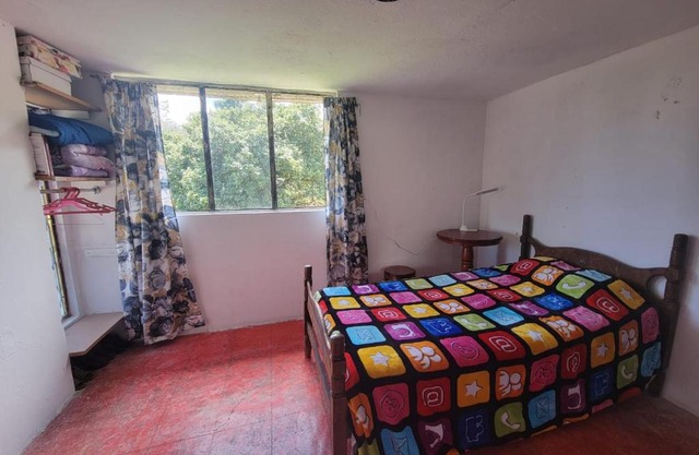 Cálida habitación en casa hogareña. Ambiente familiar.