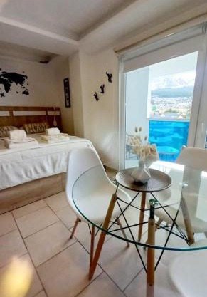 Cálido estudio con balcón y vistas a las montañas