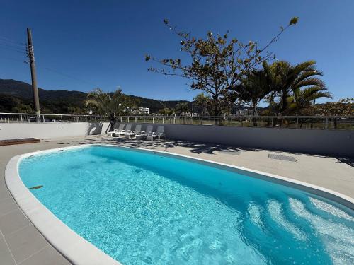 cód 77 · Amplo apartamento a 80 metros do mar