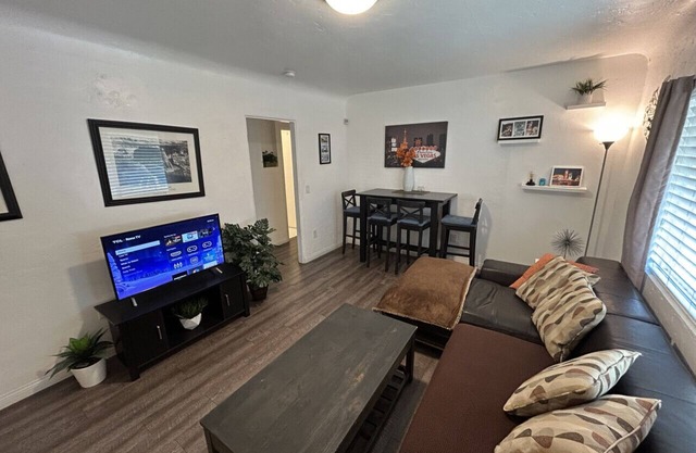 #C 2qu Kids ok 1Story by Fremont St Pets pay more