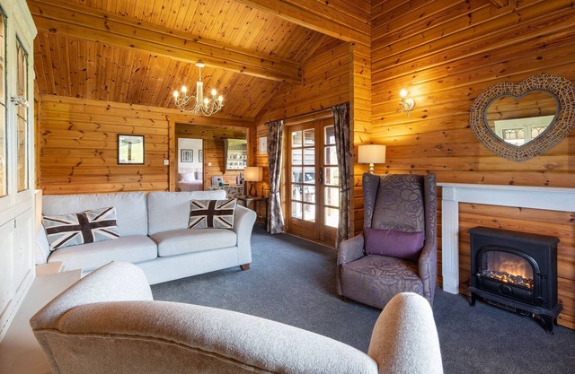 Curlew Lodge - sleeps 6 guests in 3 bedrooms