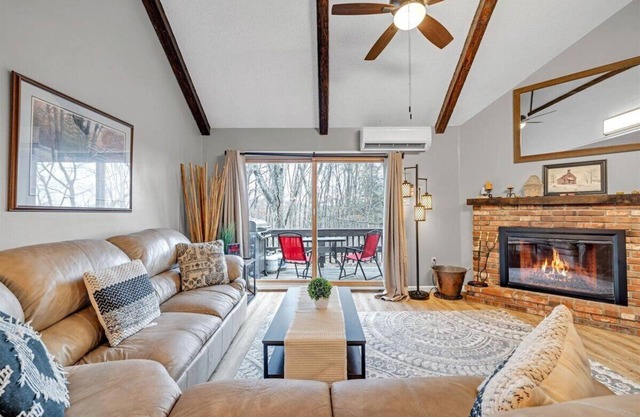C52-CAMELBACK MOUNTAIN SKI IN-SKI OUT SLOPE 3BR/2.5 bath