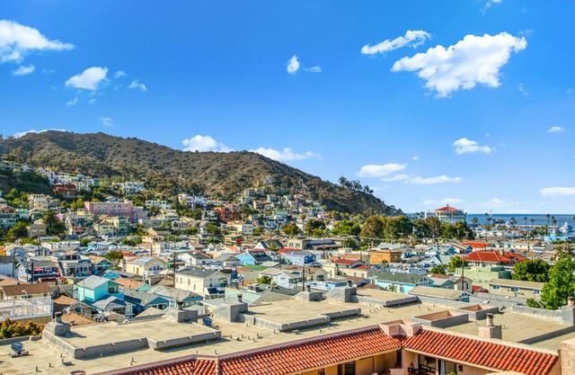 C63: 3BD CONDO + Balcony + 2 bathrooms