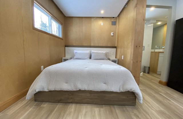 Delightful newly built 1-Bedroom Tiny House in the forest