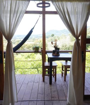 Cabaña entre los árboles del bosque de Efímero la Ceja