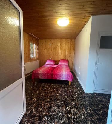 Cabană Ulmet , două dormitoare duble - 200 lei O cameră triplă - 300 lei Toată căbănuța-650 lei