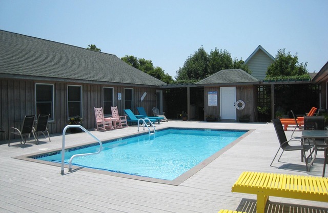 Cabana III: Perfect getaway for two that offers a shared pool.