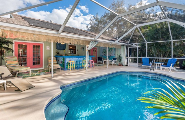🍹🌞 Cabana Paradise! Heated Pool, Poolside TV and Tiki Bar, Near Beaches!