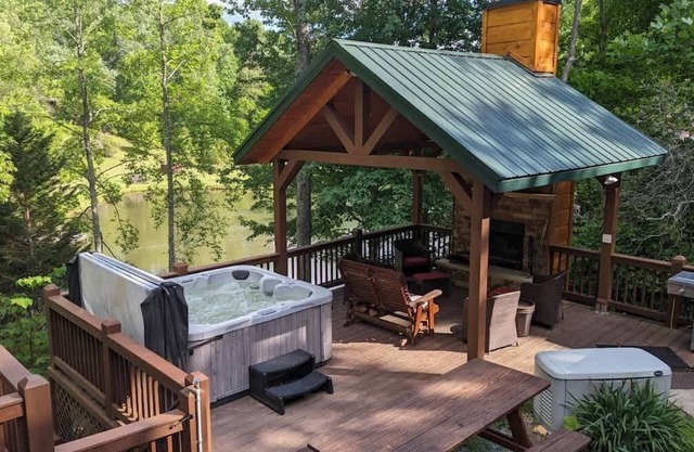 CaBEARnet Creek - hot tub, pet friendly, fire pit
