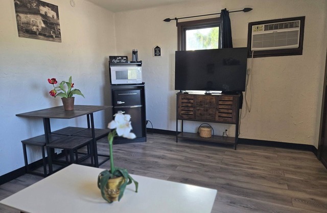 Cabin 15 | 1BR + Kitchenette Near Pikes Peak