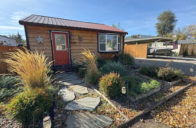 Cabin 2BR/2BA home, 3 min to airport, downtown, and BSU. Long stays available.