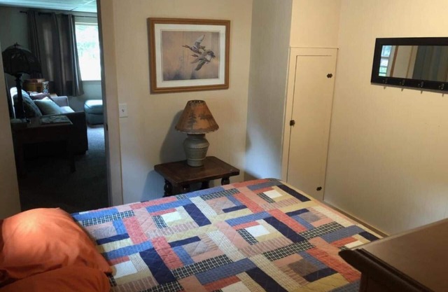 Cabin 5 - Pet Friendly updated 3 bedroom Cabin with 1 Boat Slip Included