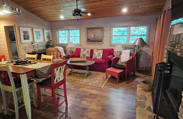 Cabin Bascom - Walk to town, tankless hot water heater and new central HVAC!n