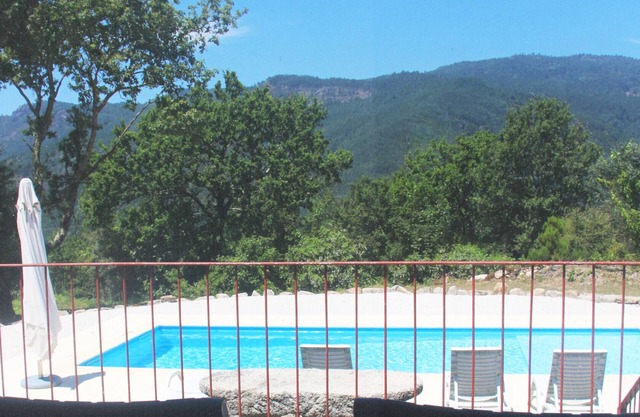 Cabin House. A retreat with a swimming pool and privacy in Gerês.