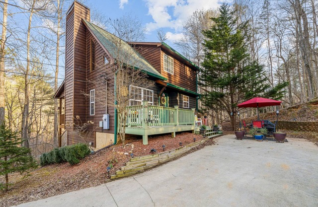Cabin in Ellijay with hot tub, fireplaces, pools, tennis, gym, rec center, AC