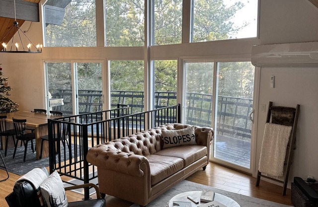 Cabin in Lake Arrowhead with beautiful mountain views! Newer listing!