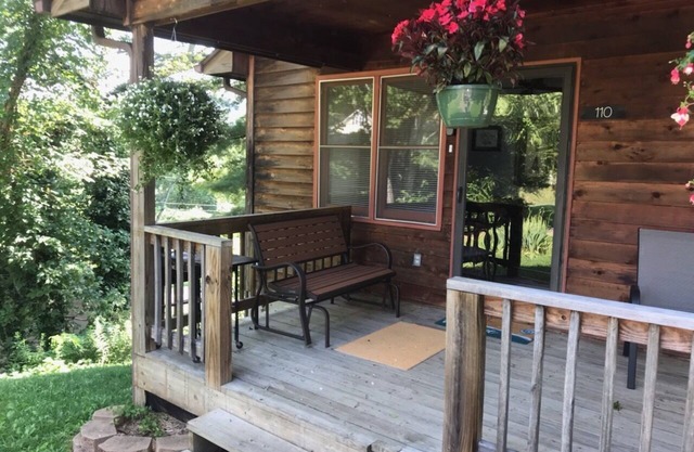 "Cabin in the City" available for your pleasure. Walk to Downtown Burnsville.