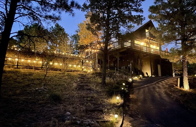Cabin in the treetops w/Hot Tub & Culinary Garden