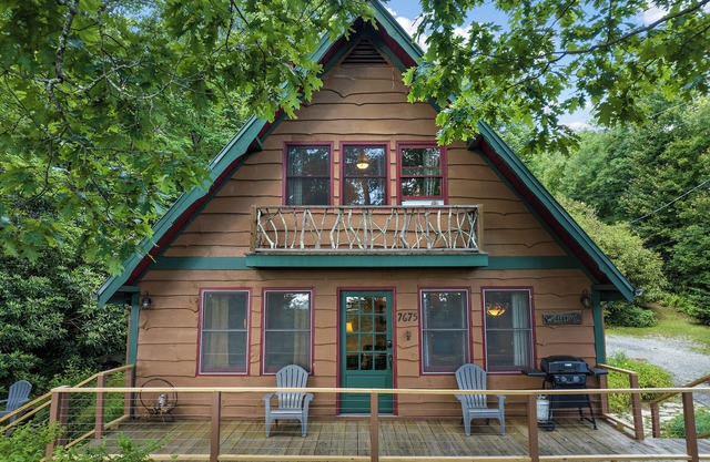 Cabin near BR/Boone, fire pit, WIFI, secluded, nearby hikes, and VIEWS!