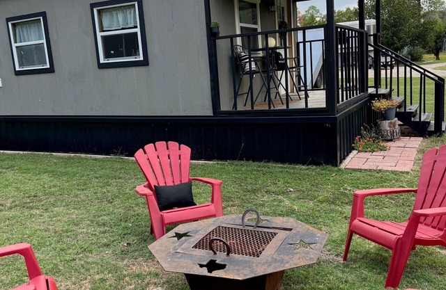 Cabin Near Canton Trade Days - Quiet Retreat with Country Charm!