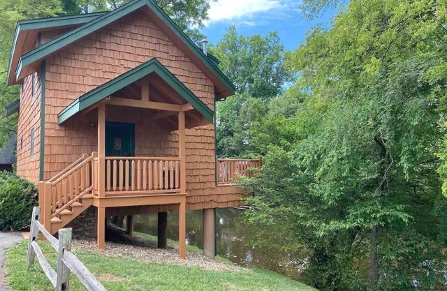 Cabin on a river/Prime Location/Hot-tub/Pet-friendly/Easy flat access & roads!