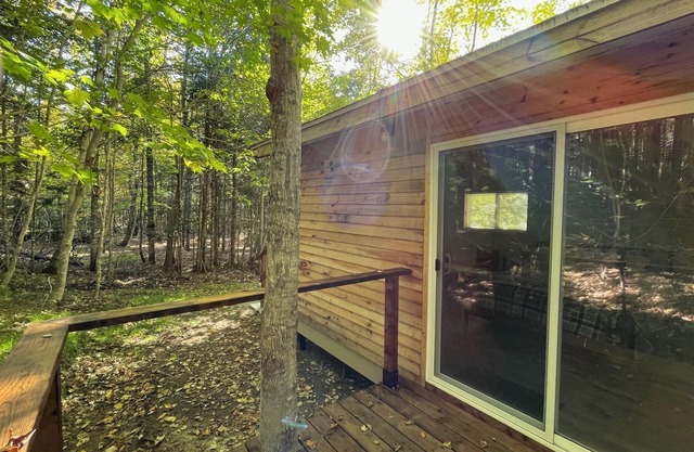 Cabin on Cabot Trail, with Queen Bed, Kitchen & Bathroom. 20 mins from Baddeck.
