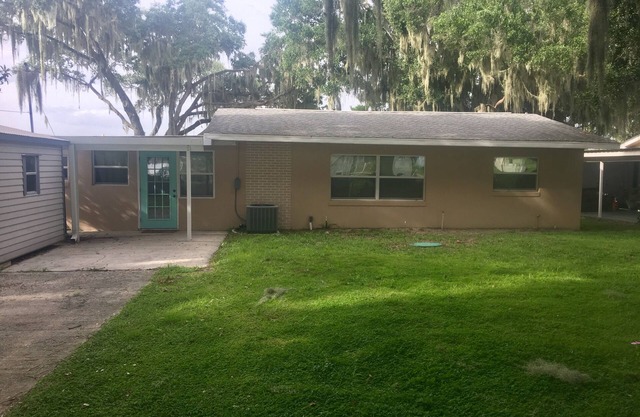 Cabin on Lake Henry w/canal access to Lake June next to Jaxson's