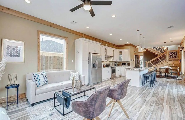 CABIN ON MAIN ST✦SLEEPS 10✦CENTRAL✦KING BED ✦WIFI