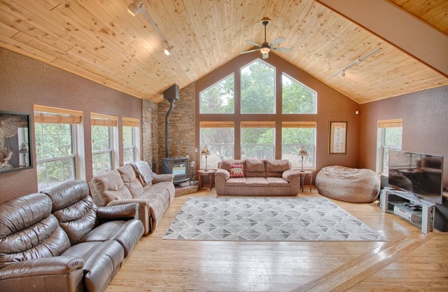 Cabin On NAT'L FOREST! LAKE & CREEK minutes away!