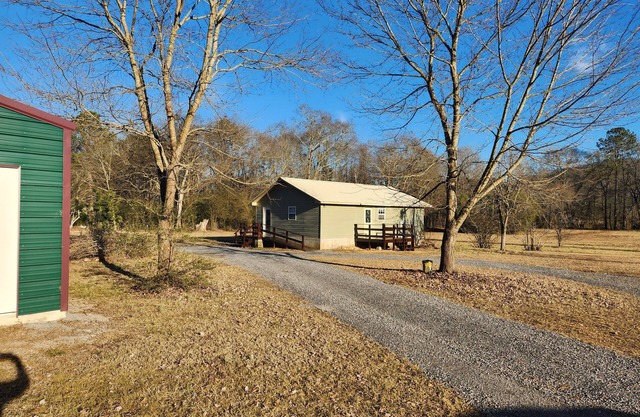 Cabin on the river. 300 feet of waterfront and fishing. Weiss lake 5 mins away.