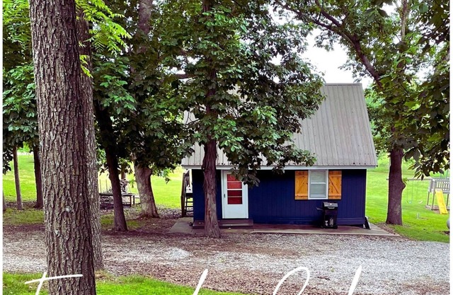 Cabin on Truman Lake. Fishing, hunting, or boating. Bring the family and enjoy!