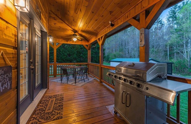 *Cabin* Pet Friendly|CreekFront|FirePit|HotTub