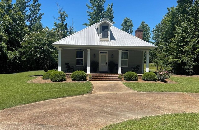 Cabin retreat on beautiful Lake Guntersville! Perfect for families/fisherman!